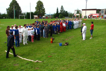 Hasičské ,,sranda,, závody na hřišti u vagonu 27. 6. 2009